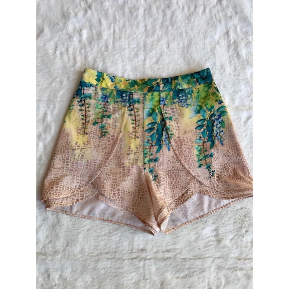 BEBE Two-Piece Set Short and Blouse - Picture 5 of 8